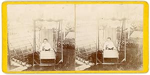 Stereo, Bébé en pose sur une balancelle dans un jardin, circa 1900