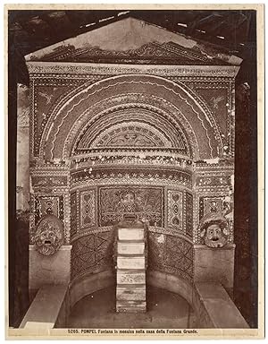 Bild des Verkufers fr Italia, Pompei, fontana in mosaico nella casa della Fontana Grande zum Verkauf von photovintagefrance