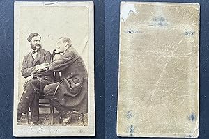 Deux hommes en discussion assis à califourchon, acteurs ?, circa 1865
