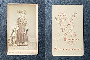 Varady, Basel, Femme en costume traditionnel avec coiffe à grand noeud, circa 1870