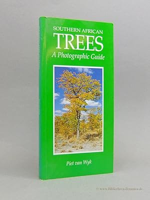 Seller image for Southern African trees. A Photographic Guide. for sale by Bibliotheca Botanica