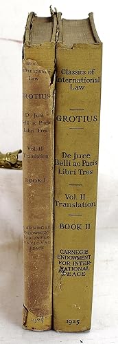 Immagine del venditore per De Jure Belli Ac Pacis Libri Tres = On The Law Of War And Peace Three Books. (Carnegie Endowment for International Peace's Classics of International Law Series, v.3; Volume 2 Translation; Parts 1 and 2) venduto da Sequitur Books