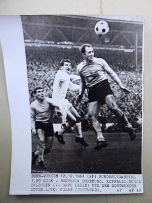 Seller image for Originalfotografie "Kln 12. 12. 1964 (AP) Bundesligaspiel 1. FC Kln - Borussia Dortmund. Kopfball-Duell zwischen Overath (Kln) und dem Dortmunder Sturm, links Wosab (Dortmund). for sale by Antiquariat Heinzelmnnchen