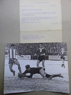 Bild des Verkufers fr Originalfotografie "Hertha spielte Unentschieden - Am 14. Spieltag der Fussball-Bundesliga trennten sich Hertha BSC Berlin und Borussia Neunkirchen 2:2 Untentschieden. AP Photo zeigt Neunkirchens Torwart Kirch (richtig: Horst Kirsch) der sich vor dem heranstrmenden Berlin(er) Schulz auf den Ball wirft. zum Verkauf von Antiquariat Heinzelmnnchen