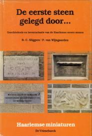 Bild des Verkufers fr De eerste steen gelegd door. Geschiedenis en inventarisatie van de Haarlemse eerste stenen zum Verkauf von Antiquariaat Parnassos vof