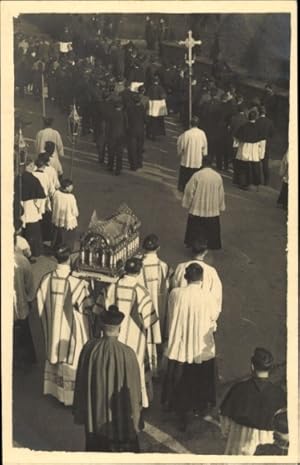 Foto Ansichtskarte / Postkarte La Delivrande Calvados, Priester, Kreuz, Gebet