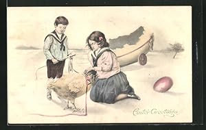 Ansichtskarte Kinder spielen mit dem grossen Osterküken, Easter Greetings!