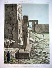 Thebes, Karnak : Vue d'un colosse place a l'entree de la salle hypostile du palais.