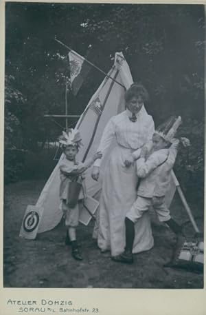 Kabinett Foto Kinder spielen Indianer, Tippi, Zielscheibe, Federkopfschmuck, Beil, Reichsflagge