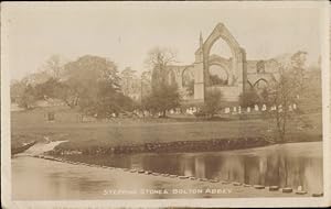 Ansichtskarte / Postkarte Wharfedale Yorkshire, Bolton Abbey, Stepping Stones