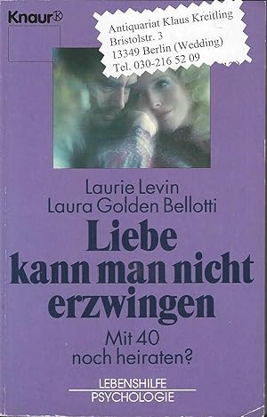 Image du vendeur pour Liebe kann man nicht erzwingen. Mit 40 noch heiraten ? Aus dem Amerikanischen von Inge Holm mis en vente par Klaus Kreitling