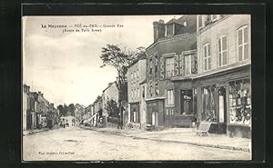 Carte postale Peé-en-Pail, Grande Rue ( Route de Paris-Brest)