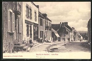 Carte postale Neuilly-le-Vedin, vue de la rue avec Huhn auf der Mitte der Strasse