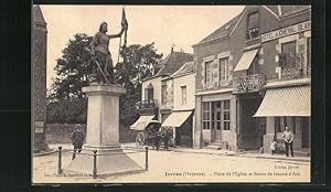 Carte postale Javron, Place de l`Eglise et Statue de Jeanne d`Arc