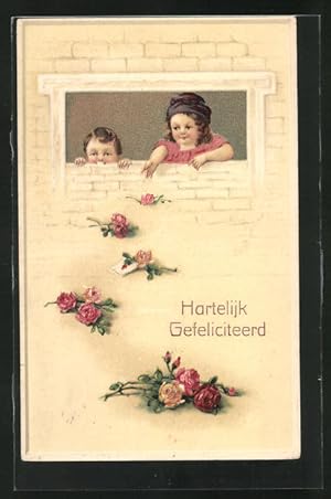 Ansichtskarte Kinder werfen Blumen aus dem Fenster, Glückwunsch, Hartellijk Gefeliciteerd!