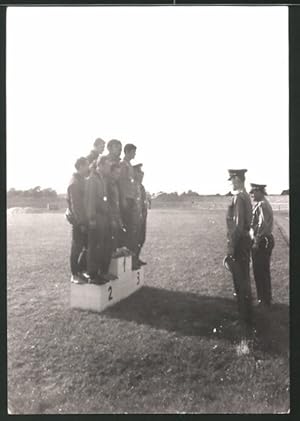 Fotografie NVA Sportwettbewerb, Soldaten auf Siegertreppchen