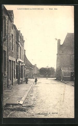 Carte postale Lignieres-la-Doucelle, Une Rue, vue de la rue im Ort