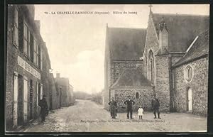 Carte postale La Chapelle-Rainsouin, Milieu du Bourg, vue de la rue an der l'Église