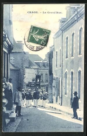 Carte postale Craon, La Grand`Rue, Musikkapelle marschiert durch den Ort