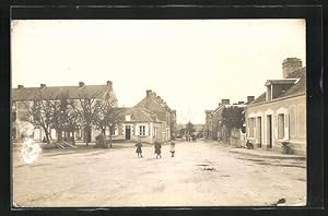 Photo-Carte postale Saint-Aignan-de-Couptrain, Une Rue, vue de la rue in der Ortschaft