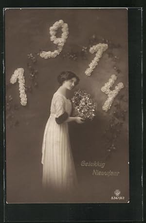 Ansichtskarte Blumen bilden die Jahreszahl 1914, Frau mit Blumenstrauss, Gelukkig Nieuwjaar!