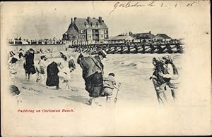 Ansichtskarte / Postkarte Gorleston on Sea East England, Paddling on the Beach
