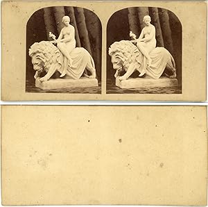 Stéréo, statue d'une femme nue sur un lion