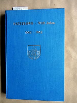 Bild des Verkufers fr Ratzeburg - 900 Jahre. 1062-1962. Ein Festbuch, unter Mithilfe vieler Autoren zusammengetellt. zum Verkauf von Versandantiquariat Dr. Wolfgang Ru