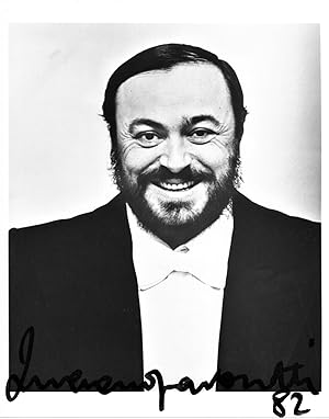 AUTOGRAPHED PHOTOGRAPH OF LUCIANO PAVAROTTI