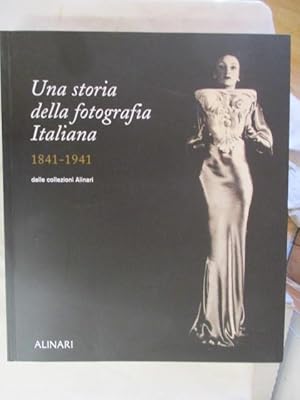 Imagen del vendedor de UNA STORIA DELLA FOTOGRAFIA ITALIANA NELLE COLLEZIONI ALINARI 1841-1941 a la venta por GREENSLEEVES BOOKS