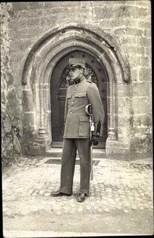 Foto Ansichtskarte / Postkarte Schweizer Offizier in Uniform vor einer Kirche