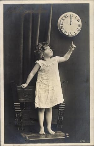Ansichtskarte / Postkarte Kind auf einem Stuhl stehend, Uhr zeigt Mitternacht