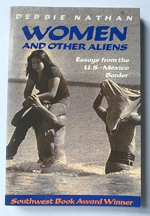 Imagen del vendedor de Women And Other Aliens. Essays From The U.S. - Mexican Border a la venta por Librera Urbe