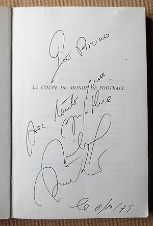 Bild des Verkufers fr La Coupe du Monde de Football - Envoi autographe ddicace de Michel Drucker et Photographie avec signature autographe zum Verkauf von Benot HENRY