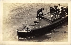 Foto Ansichtskarte / Postkarte Zwei Männer auf einem Motorboot