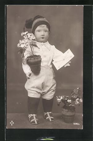 Ansichtskarte Puppe mit Zipfelmütze und Blumentopf in Knickerbockern