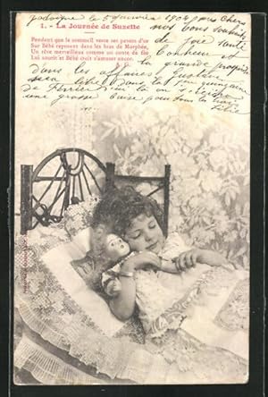 Ansichtskarte La Journée de Suzette, Kleines Mädchen liegt mit Puppe im Bett