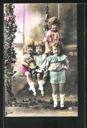 Ansichtskarte Vier Kinder mit Puppe an einer Schaukel