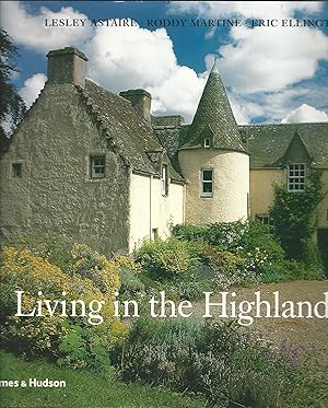 Imagen del vendedor de Living in the Highlands a la venta por Deeside Books