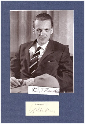 Imagen del vendedor de WALTER JENS (1923-2013) Literatur-Professor, Ordinarius fr Rhetorik in Tbingen, Prsident des PEN-Zentrums Deutschland und Prsident der Akademie der Knste zu Berlin a la venta por Herbst-Auktionen