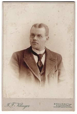 Bild des Verkufers fr Fotografie J. F. Klinger, Braunau a / Inn, Portrait modisch gekleideter Herr mit Bart und Brille zum Verkauf von Bartko-Reher