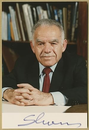 Bild des Verkufers fr Yitzhak Shamir (1915-2012) - Photo signe zum Verkauf von PhP Autographs