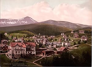 Polen, Riesengebirge. Ober-Krummhübel mit Schneekoppe.