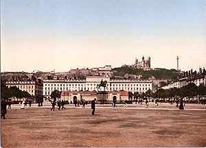 France, Lyon. Place Bellecour et statue de Louis XIV.