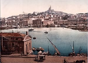 France, Marseille. Partie du port et Notre-Dame de la Garde.