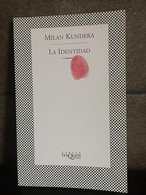 Imagen del vendedor de La identidad. Milan Kundera. (FÁBULA) (Spanish Edition) a la venta por Lauso Books