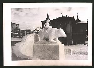 Fotografie Eisskulpur - Schneeplastik Bär mit Jungfrau 1940