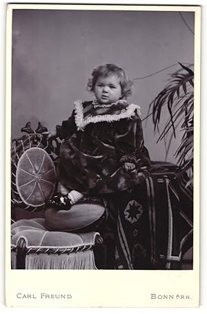 Bild des Verkufers fr Fotografie Carl Freund, Bonn a / Rh., Portrait niedliches Kleinkind im Samtkleid auf Tisch sitzend zum Verkauf von Bartko-Reher