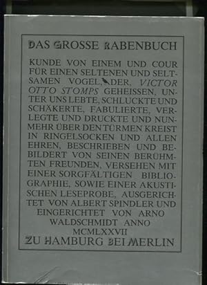 Imagen del vendedor de Das grosse Rabenbuch - mit Singel. Kunde von einem und Cour fr einen seltenen und seltsamen Vogel, der, Victor Otto Stomps geheissen, unter uns lebte, schluckte und schkerte, fabulierte, verlegte und druckte und nunmehr ber den Trmen kreist in Ringelsocken und allen Ehren beschrieben und bebildert von seinen berhmtem freunden, versehen mit einer sorgfltigen Bibliographie, sowie einer akustischen Leseprobe. a la venta por Antiquariat Buchkauz