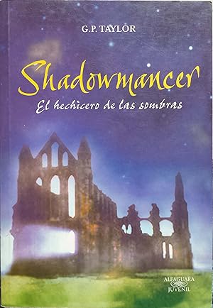 Imagen del vendedor de Shadowmancer: El Hechicero de las Sombras (Spanish edition) (Alfaguara Juvenil) a la venta por Green Libros